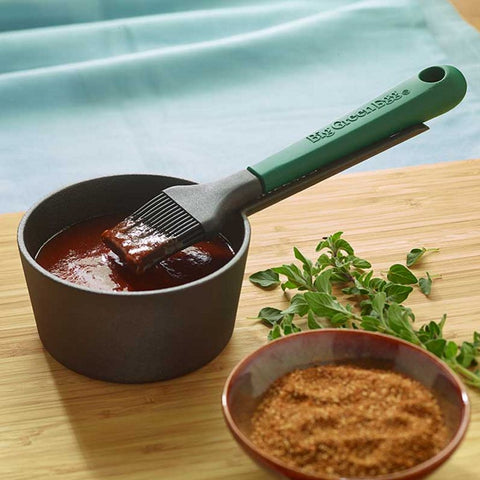 Big Green Egg  Cast Iron Sauce Pot med Basting Brush