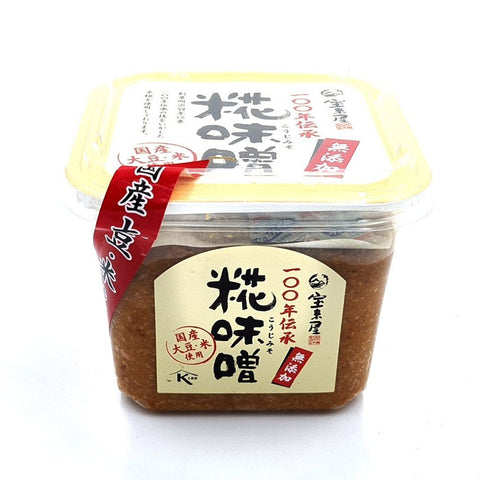 Densho Miso 750 g i original japansk emballage – autentisk japansk miso fremstillet af sojabønner og maltede ris efter en mere end 100 år gammel tradition. Naturligt fermenteret i over 100 dage med fyldig umami, dyb aroma og en kompleks smag, perfekt til misosuppe, marinader, saucer og autentisk japansk madlavning.