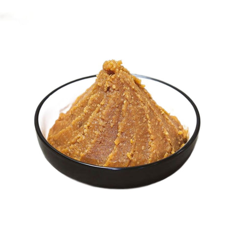 Densho Miso i en lille skål – den smukke gyldenbrune misopasta med cremet konsistens fremhæver den lange fermentering, den fyldige umami og den komplekse smag, som gør Densho Miso ideel til misosuppe, dressinger, marinader og saucer.
