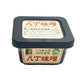 Hatcho Miso 300 g i original japansk emballage – autentisk japansk Hatcho miso med intens umami, dyb kakao- og maltaroma samt lang naturlig fermentering. Fremstillet efter traditionelle metoder i Aichi, Japan, perfekt til misosuppe, marinader, saucer, dressinger og gourmetmadlavning.