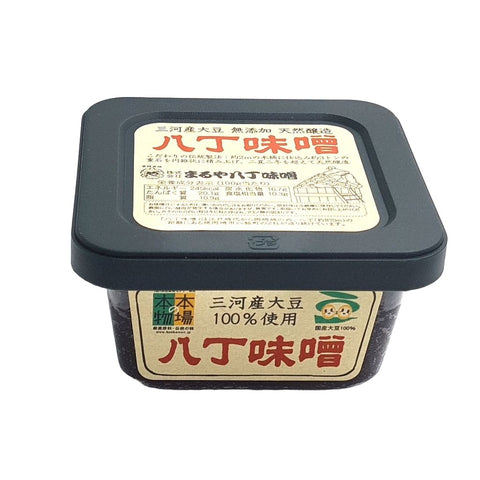 Hatcho Miso 300 g i original japansk emballage – autentisk japansk Hatcho miso med intens umami, dyb kakao- og maltaroma samt lang naturlig fermentering. Fremstillet efter traditionelle metoder i Aichi, Japan, perfekt til misosuppe, marinader, saucer, dressinger og gourmetmadlavning.