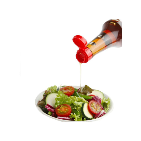 Hvid japansk sesamolie hældes over en frisk salat – den smukke lysegyldne farve og den silkebløde konsistens fremhæver oliens milde, nøddeagtige aroma og autentiske premium kvalitet, perfekt som finishing til salater og grøntsager.