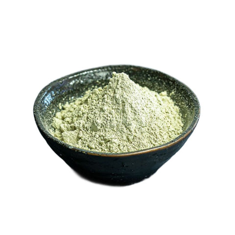 Rausu kombu pulver i en lille skål – det ultrafine lysegrønne kombu-pulver viser den høje japanske kvalitet og den koncentrerede umami. Ideelt som naturlig smagsforstærker til dashi, bouillon, supper, saucer, smør, pasta og moderne japanske retter.