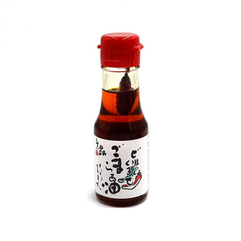 Sesamolie med chili i original japansk glasflaske – autentisk japansk premium sesamolie med chili, fyldig umami, intens nøddeagtig aroma og en perfekt afbalanceret varme til ramen, dumplings, wokretter og autentisk japansk madlavning.