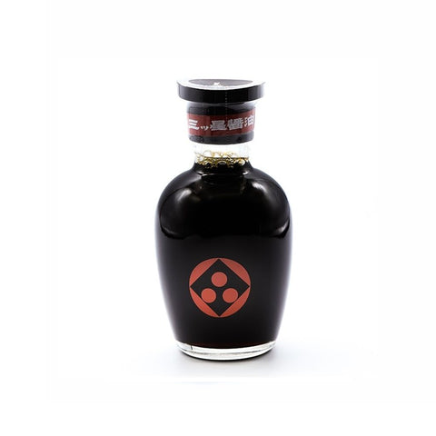 Premium Nomura Horikawaya Mitsuboshi Shoyu 200 ml i original japansk karaffel – eksklusiv japansk sojasauce med over 300 års tradition og fyldig umami.