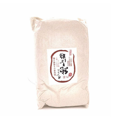 Japansk boghvedemel i original japansk pose – fås i 500 g og 1 kg. Autentisk boghvedemel med fin tekstur og karakteristisk nøddeagtig smag, perfekt til soba-nudler, pandekager, tempura, bagning og autentisk japansk madlavning