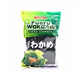 Wakame tang 453 g i original emballage – tørret wakame af høj kvalitet med flot mørkegrøn farve, mild havsmag og naturlig umami. Den klassiske japanske tang til misosuppe, ramen, salater, nudelretter og andre autentiske japanske specialiteter.