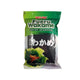 Wakame tang 56 g i original emballage – tørret wakame af høj kvalitet med mild smag, flot mørkegrøn farve og naturlig umami. Den klassiske tang til misosuppe, ramen, salater og andre autentiske japanske retter.