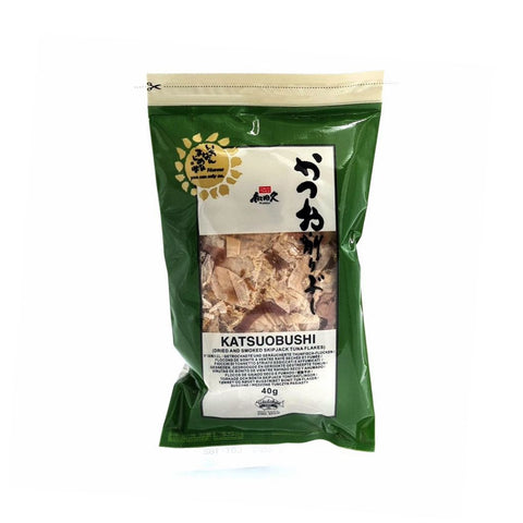 Katsuobushi flager fra Wadakyu i original japansk emballage – autentiske japanske bonitoflager af høj kvalitet, fremstillet af røget og fermenteret bonito. Perfekt til dashi, ramen, misosuppe, okonomiyaki, takoyaki og andre klassiske japanske retter, hvor en dyb umamismag ønskes.