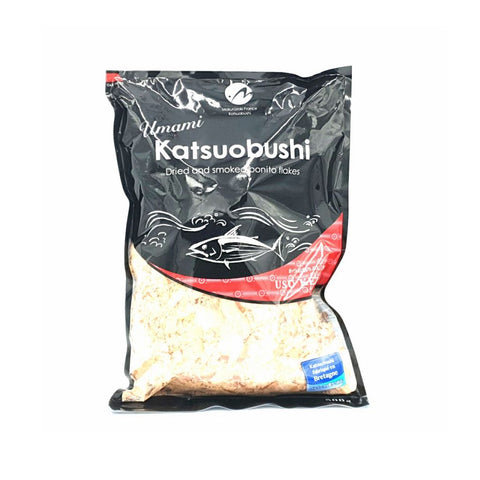 Katsuobushi bonito flager 100 g MFK i original emballage – autentiske japanske bonitoflager med en intens umamismag, fremstillet af røget og tørret bonito. Ideelle til dashi, ramen, misosuppe, okonomiyaki, takoyaki og andre traditionelle japanske retter.