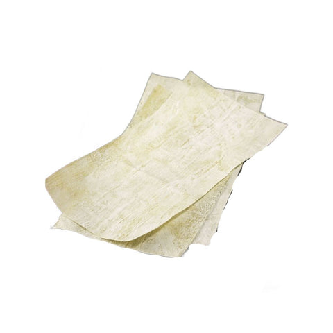 Hvid kombu tang med eddike (Shiroita Kombu) 20 × 11 cm – 10 ark uden emballage. Eksklusive, tynde kombu-ark med silkeblød struktur, lys gylden farve og delikat umami. Perfekte til fritering, hvor de bliver lette, sprøde og luftige. Velegnet til sushi, sashimi, dekoration og kreative japanske anretninger.