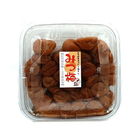 Nanko Umeboshi umeblommer 1 kg i original japansk emballage – autentiske umeboshi fra Wakayama, Japan, fremstillet uden tilsætningsstoffer. De store, saftige umeblommer har en karakteristisk balance mellem frisk syrlighed, salt og naturlig umami. Den store 1 kg pakke er ideel til restauranter og passionerede hjemmekokke.