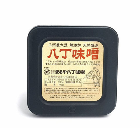 Hatcho Miso 300 g set ovenfra i original japansk emballage – topvisning af den autentiske japanske emballage, som fremhæver produktets traditionelle design og den eksklusive kvalitet af den klassiske Hatcho miso fra Japan.