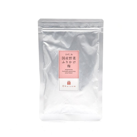 Furikake med grøntsager, sesam og umeblomme 30 g i original japansk emballage – autentisk japansk furikake med sprøde grøntsager, ristede sesamfrø og umeblomme, som giver en harmonisk balance mellem umami, frisk syrlighed og nøddeagtig smag. Perfekt som topping til ris, sushi, onigiri, salater og ramen.