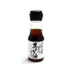 Sort sesamolie 65 ml i original japansk glasflaske – autentisk japansk premium sesamolie med intens nøddeagtig aroma, fyldig umami og høj kvalitet, perfekt til sushi, ramen, dressinger og autentisk japansk madlavning.