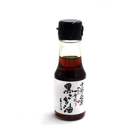 Sort sesamolie 65 ml i original japansk glasflaske – autentisk japansk premium sesamolie med intens nøddeagtig aroma, fyldig umami og høj kvalitet, perfekt til sushi, ramen, dressinger og autentisk japansk madlavning.