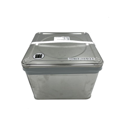Sort sesampasta 8 kg i original metaldåse – autentisk japansk sort sesampasta fremstillet af ristede sorte sesamfrø. Den store professionelle emballage er ideel til restauranter, bagerier og konditorier, hvor der ønskes en intens nøddeagtig smag og fyldig umami.